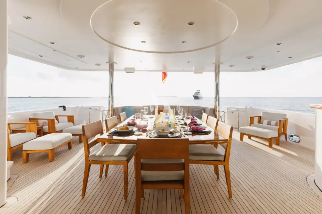 MEMENTO VIVERE - Main Aft Deck 