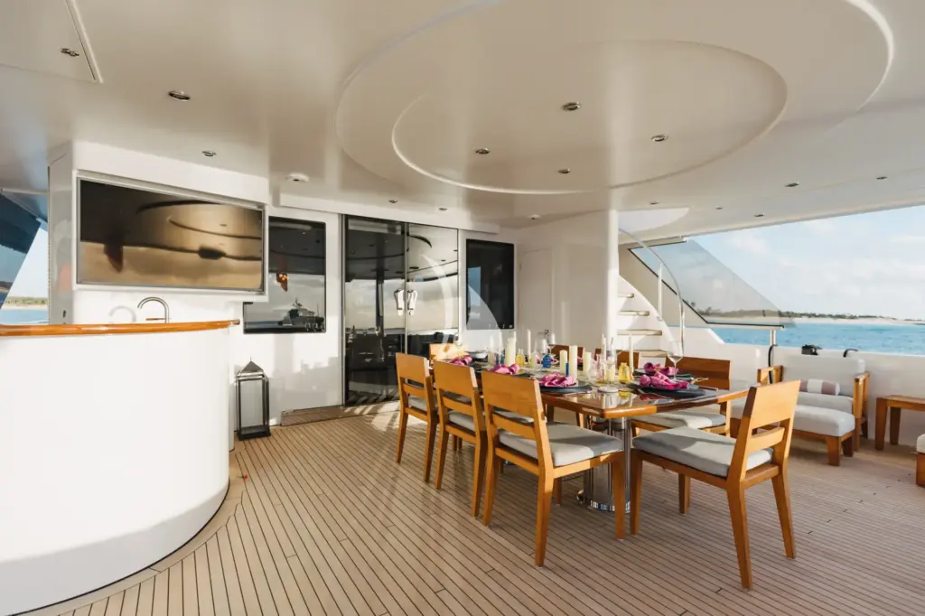 MEMENTO VIVERE - Main Aft Deck 
