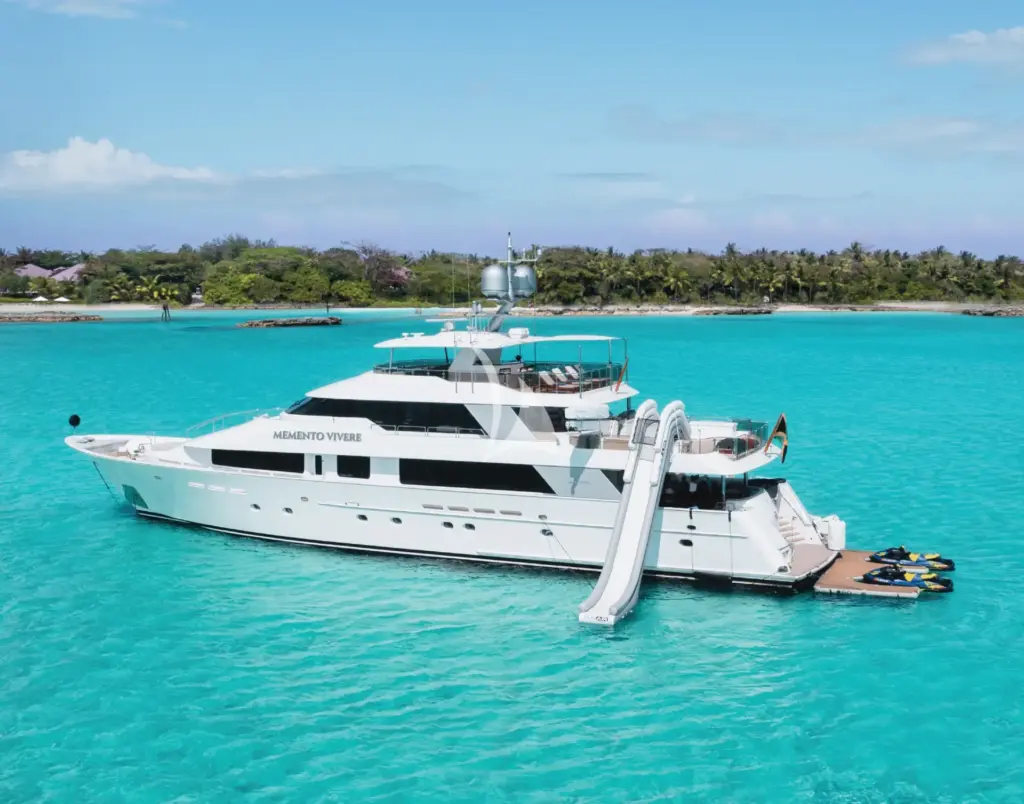 MEMENTO VIVERE - At anchor 