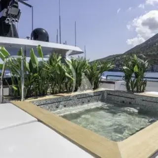 Jacuzzi for 6 on upper deck