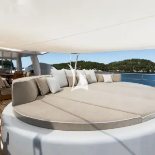 Sundeck aft