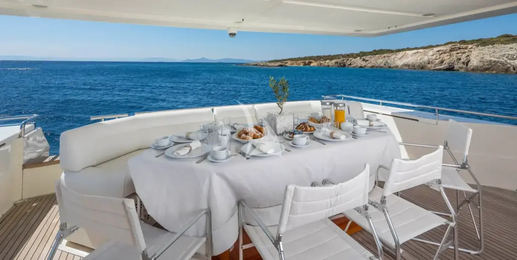 LAZY DAYS - Aft deck