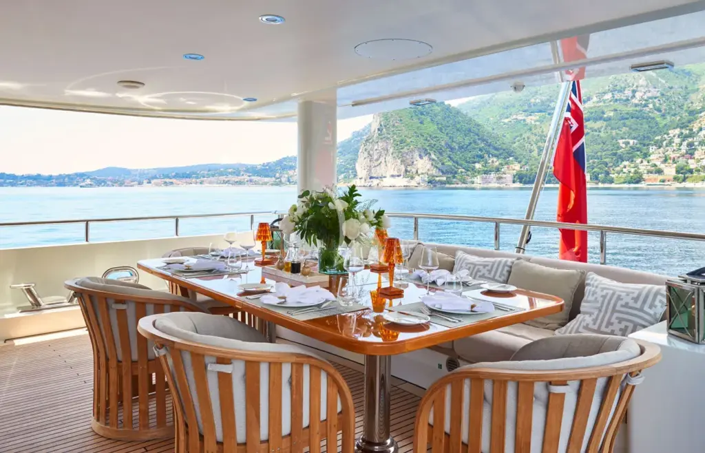 GALENA (YET) - Dining table main deck 6 guests