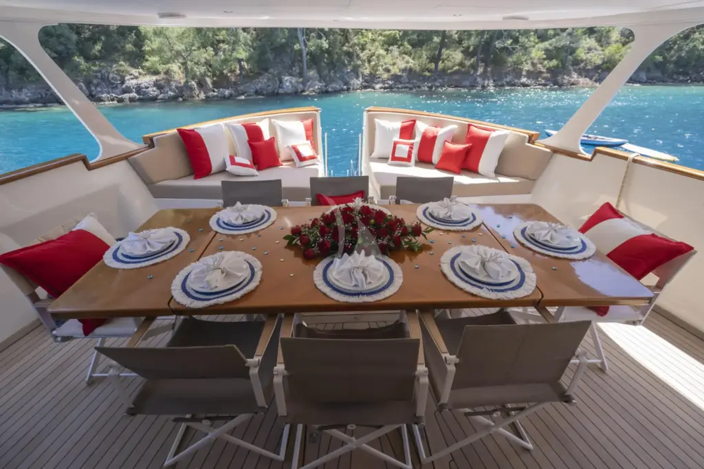 ALHAMBRA - Aft deck table