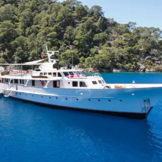 ALHAMBRA - Profile at anchor