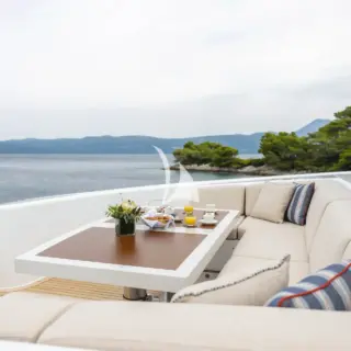 Foredeck seating area