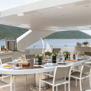 Sun deck dining