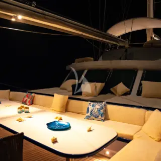 Mid-deck dining and lounge