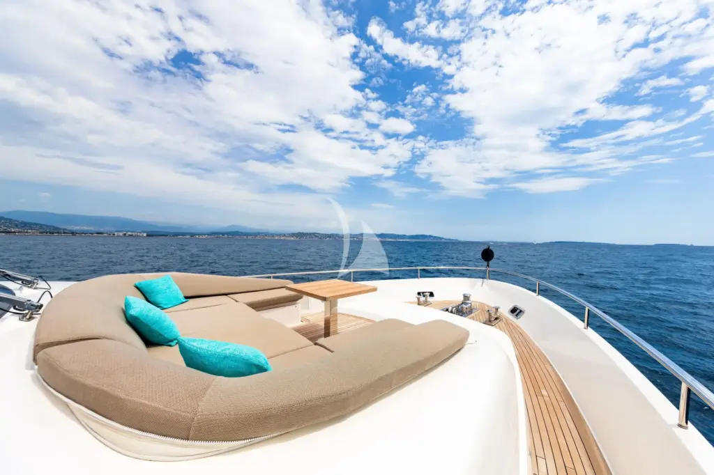 REGINE OF CANNES - Front deck