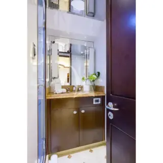 Queen cabin forward en suite