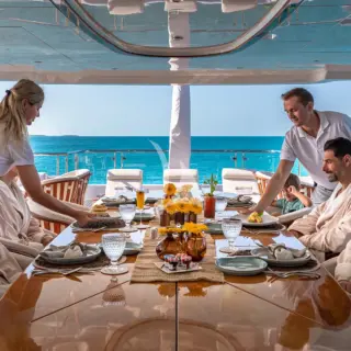 FLY BRIDGE DINING