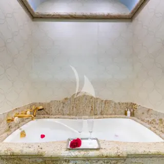 MASTER STATEROOM JACUZZI