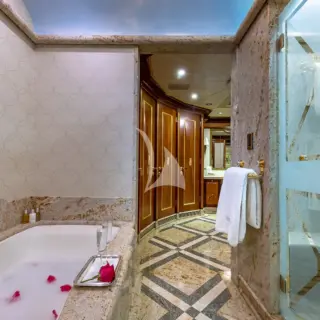 MASTER STATEROOM JACUZZI