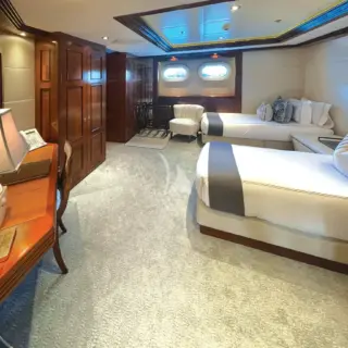 For groups needing more adaptable accomodations for guests, two areas in the lower deck guest quarters configure to either 2 Twin staterooms or 2 Kings. This area can also remain an open lounge or be adjoined to the adjacent Queen for the option of an oversized VIP stateroom.
