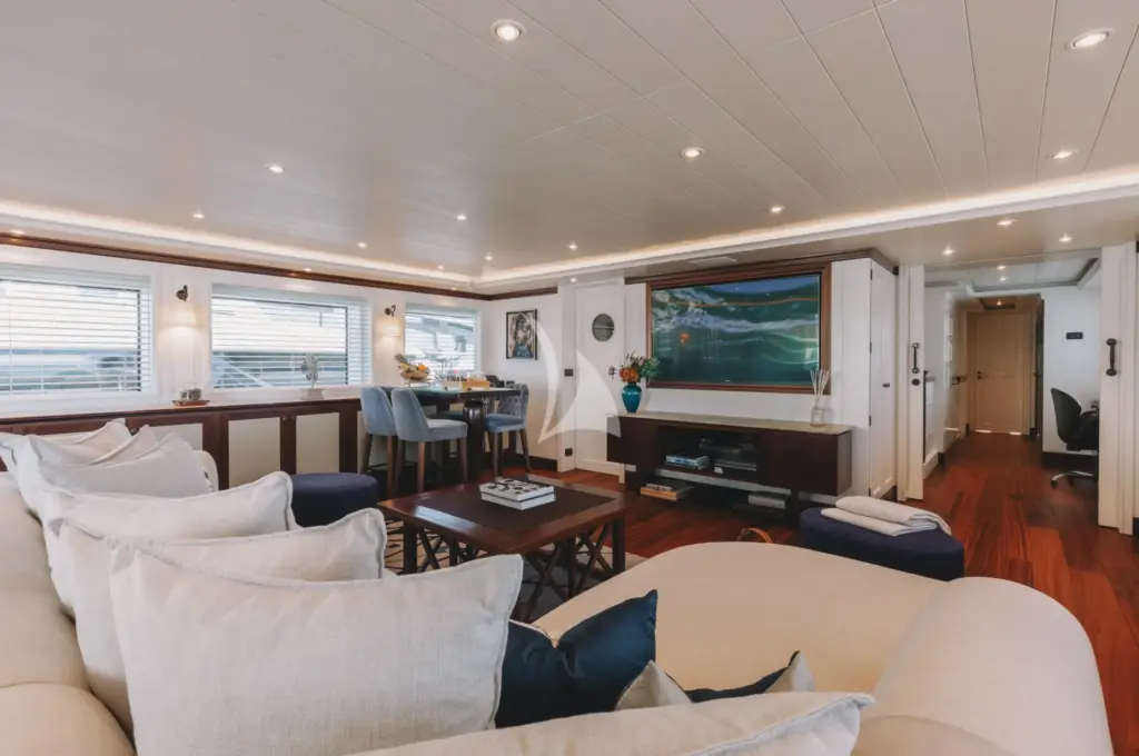 LADY TRUDY - Image 5