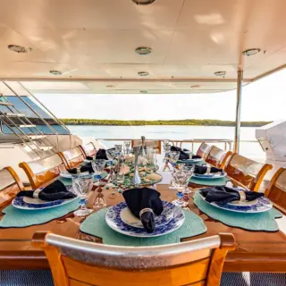 BRIDGE DECK AFT W/ DINNING
