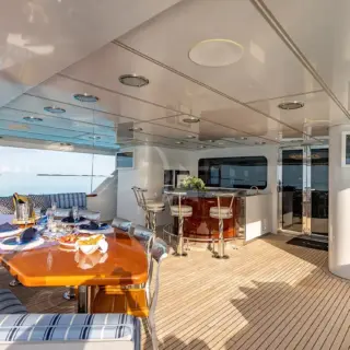 MAIN DECK AFT W/ DINING AND BAR