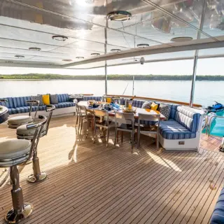 MAIN DECK AFT W/ DINING AND BAR