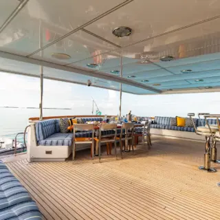 MAIN DECK AFT W/ DINING AND BAR