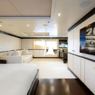 Full-beam main deck master suite