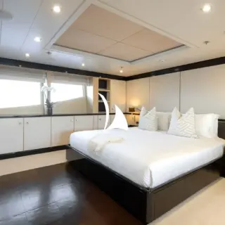Full-beam main deck master suite