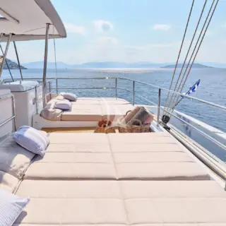 ALEXANDRA II - Fly bridge sunbathing area