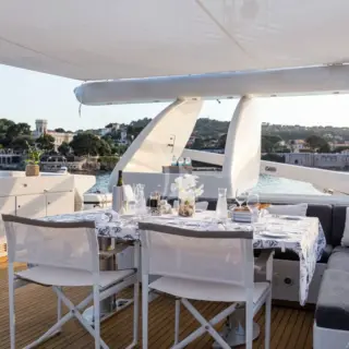 Comfortable flybridge dining