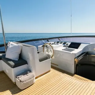 Flybridge helm station