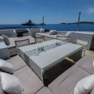 Talila - Comfortable flybridge dining with removable shade