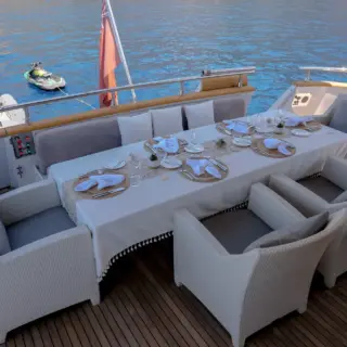Talila - Aft dining table ready for guests