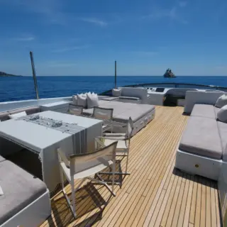 Talila - Dining and seating on the Flybridge