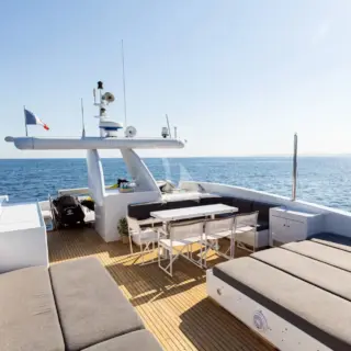 Sunbathing area on the flybridge