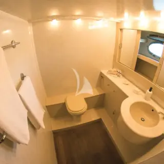 Master cabin en suite facilities