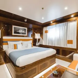 Lower deck double cabin