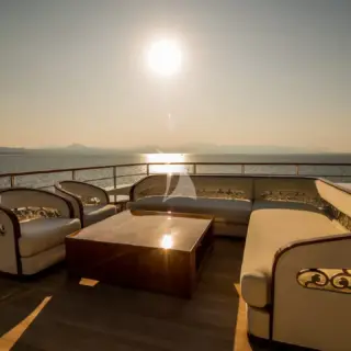 Upper deck aft seating