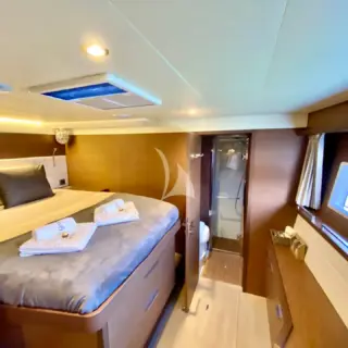 Queen guest cabin