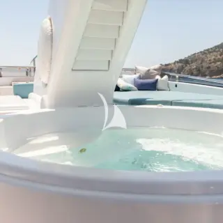 Jacuzzi on Flybridge