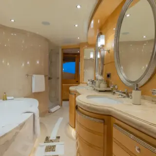 Master Stateroom En-suite Jacuzzi tub (looking starboard)