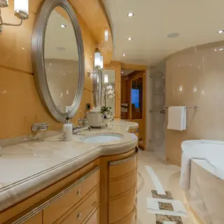 Master Stateroom En-suite Jacuzzi tub (looking port)