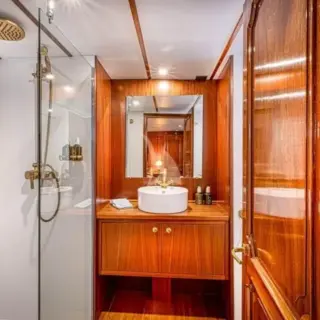 Chantella - Ensuite to the Master Cabin