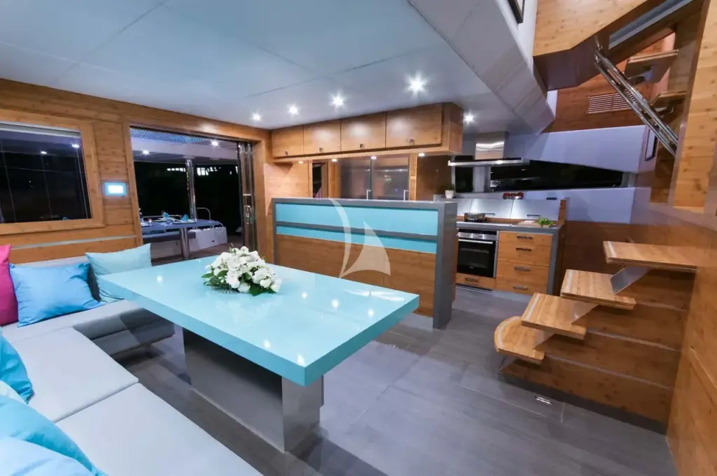 SKYLARK - Main Salon