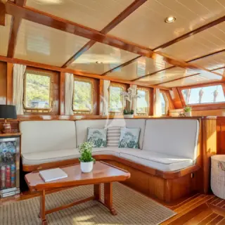 MYRA - Saloon seating area