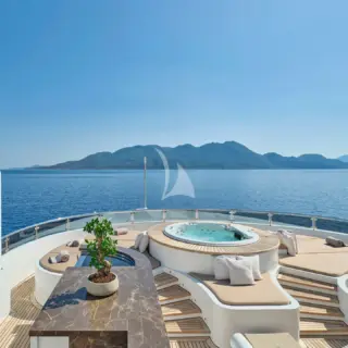 Jacuzzi Sundeck