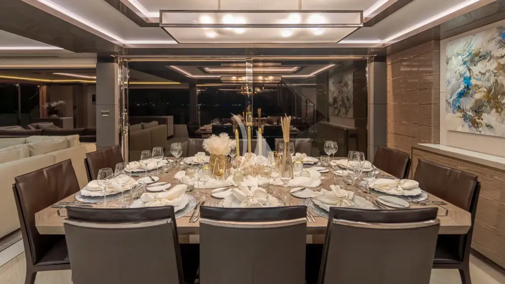 ENTREPRENEUR (116') - Main Dining