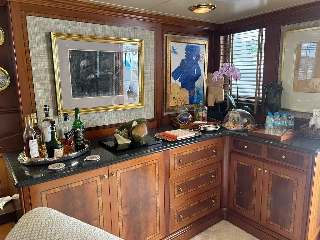 OKTANA - Main salon detail