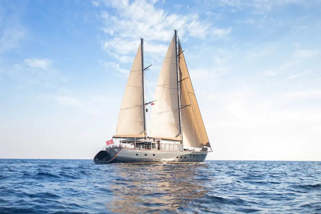 Miti One sailing side view