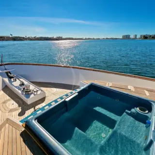 Bow / Jacuzzi