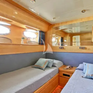 Twin cabin with pullman beds