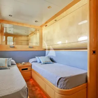 Twin cabin with pullman beds