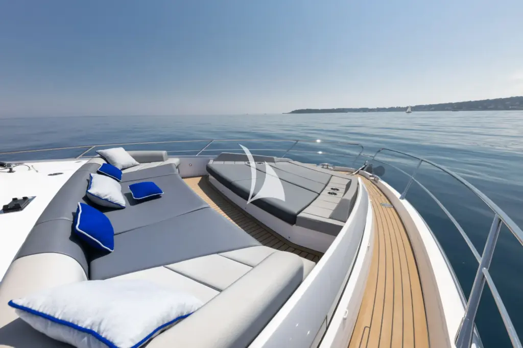 M/Y FORZA Bow Seating